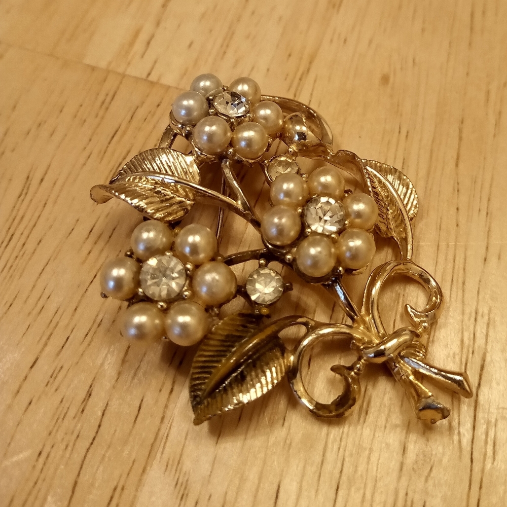 Vintage 1950's Coro rhinestone/ faux pearl brooch